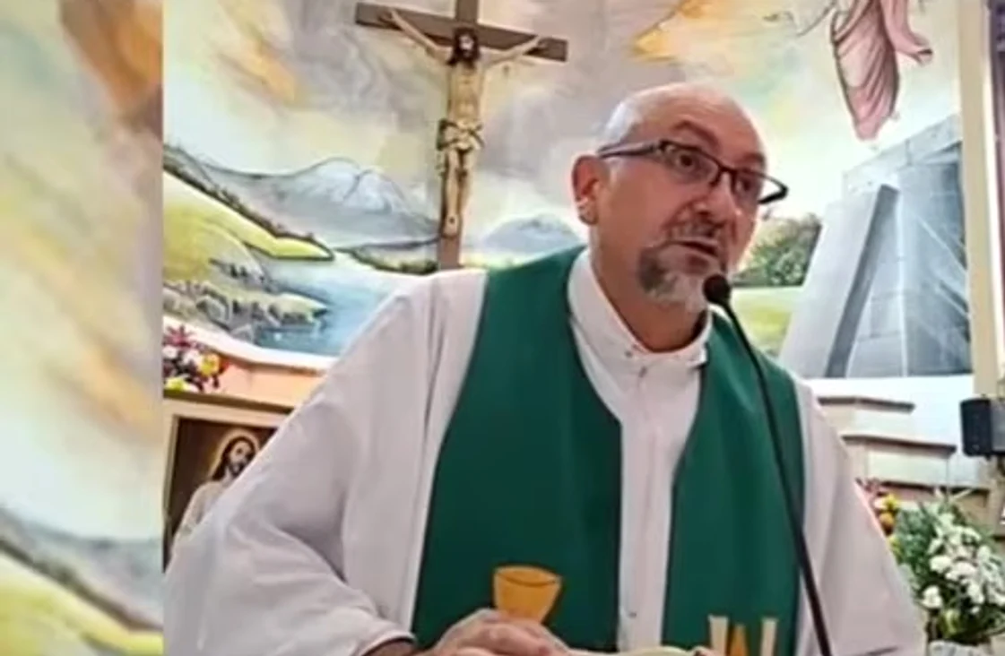 Preotul Patricio Sánchez, ucis de o cruce desprinsă în timpul slujbei difuzate online