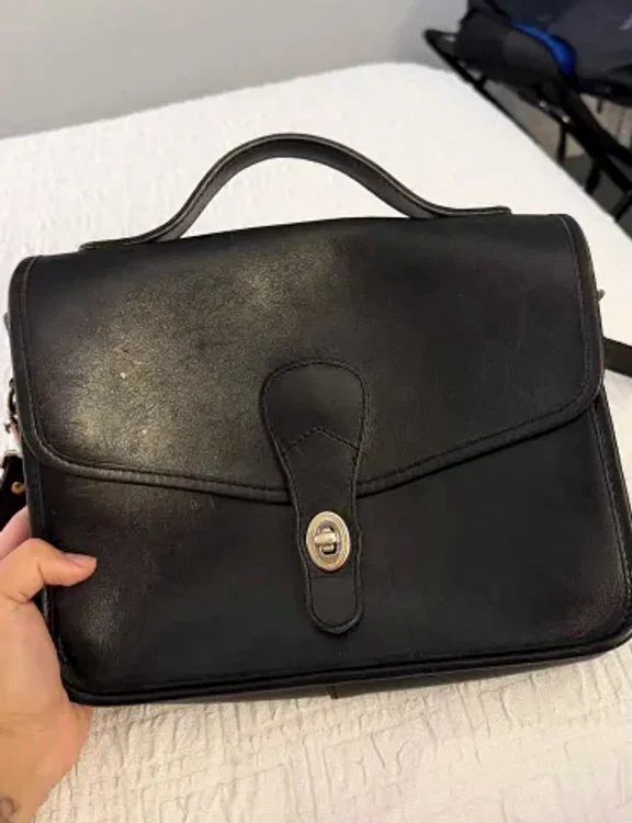 A cumpărat o geantă second-hand cu 35$ și a găsit 400$ în interior
