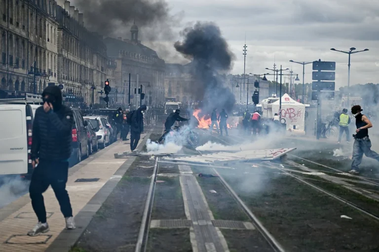 Ministrul francez de Interne admite pierderea controlului în mai multe orașe, după valul de violențe