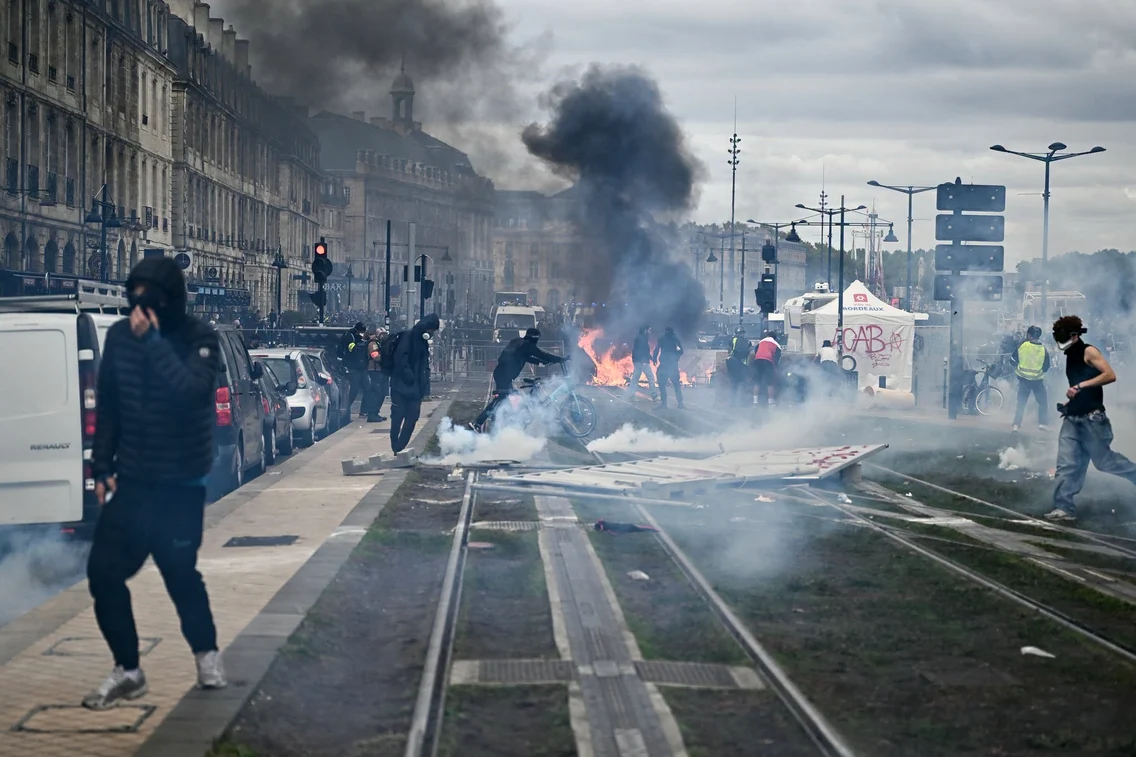 Ministrul francez de Interne admite pierderea controlului în mai multe orașe, după valul de violențe