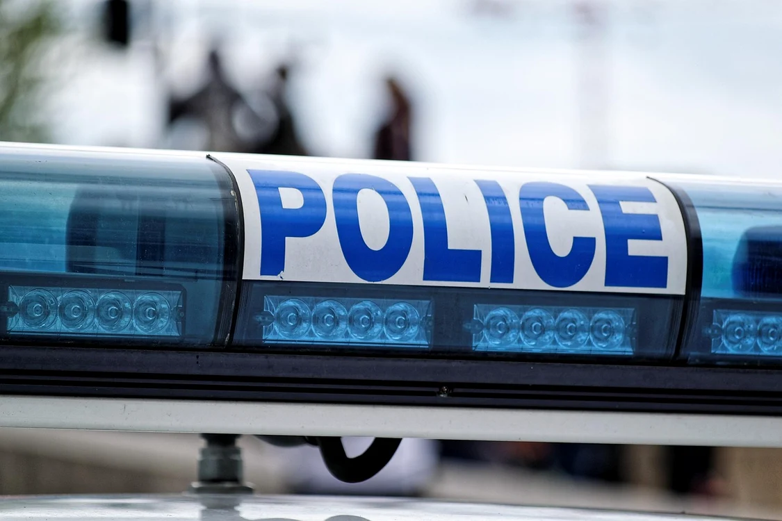 Un polițist din Nottingham a fost împușcat în picior; patru persoane arestate