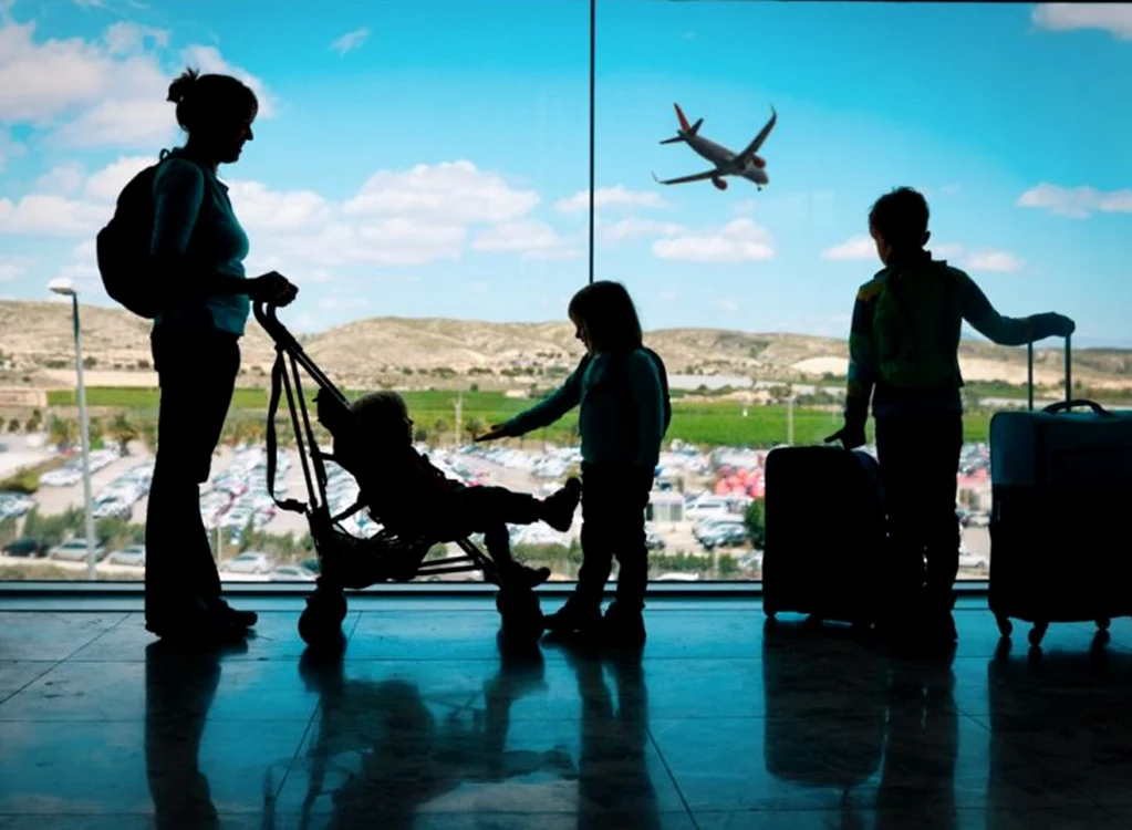 Guvernul britanic vrea ca părinții să nu mai plătească pentru a sta lângă copiii lor în avion