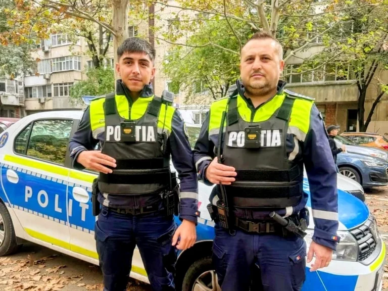 Doi polițiști din Secția 15 au escortat o femeie în travaliu până la maternitate