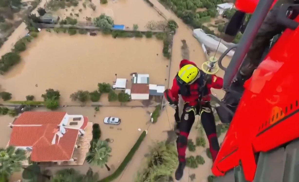 O româncă de 55 de ani a murit înecată pe litoralul Valenciei, în timpul furtunii Adam