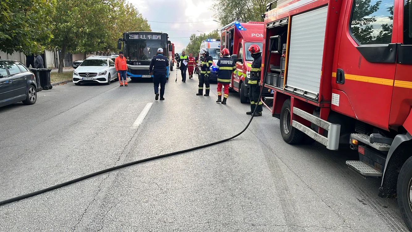 Un tânăr de 20 de ani a murit după coliziunea dintre un autoturism și un autobuz în Craiova; Planul Roșu activat