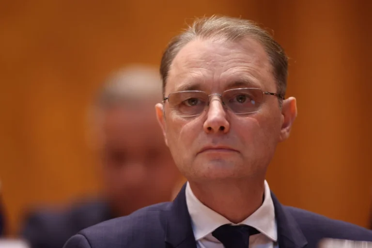 Guvernul Luca Niculescu a fost învestit de Parlament, încheind criza politică