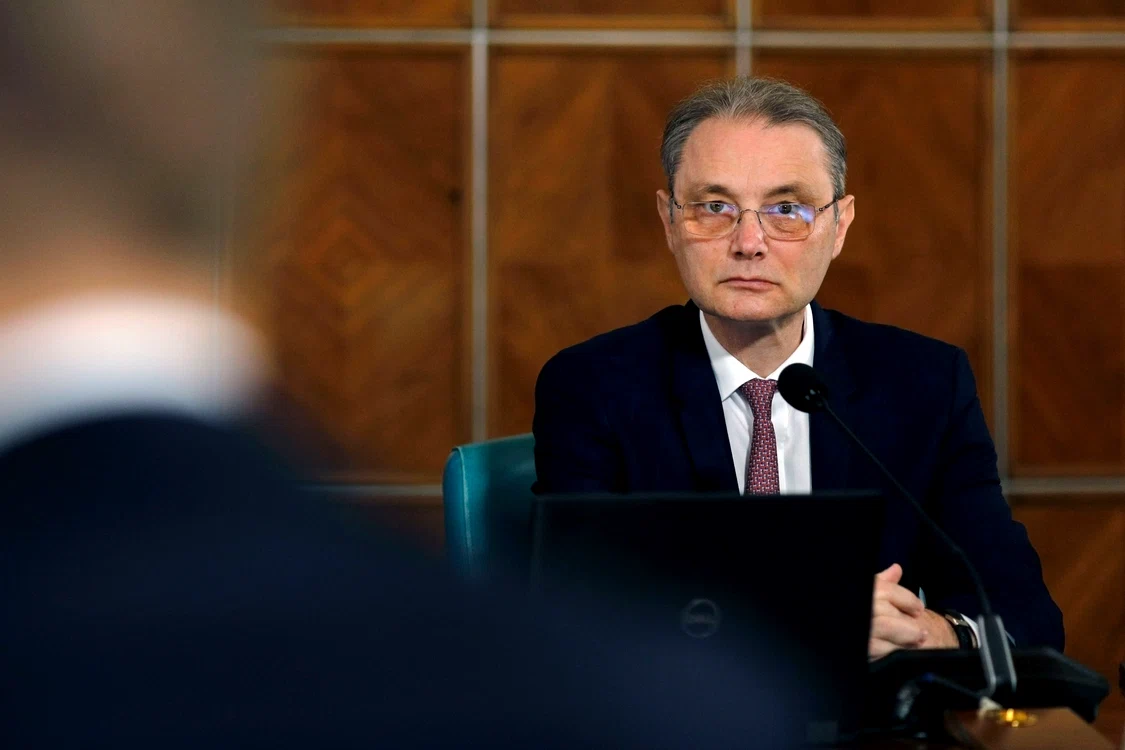 POLITICO: Criza politică din România amânată şase luni odată cu învestirea guvernului Niculescu
