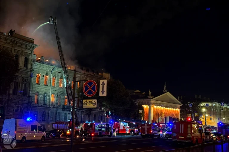 Incendiu la conacul Miller din centrul Sankt Petersburgului: flăcările au cuprins 2.000 m², fără victime raportate