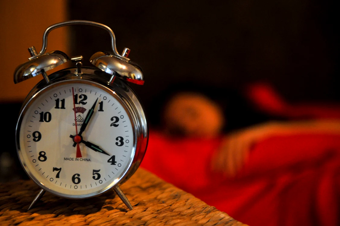 România trece la ora de iarnă în weekend: ce trebuie să știi despre călătorii și somn