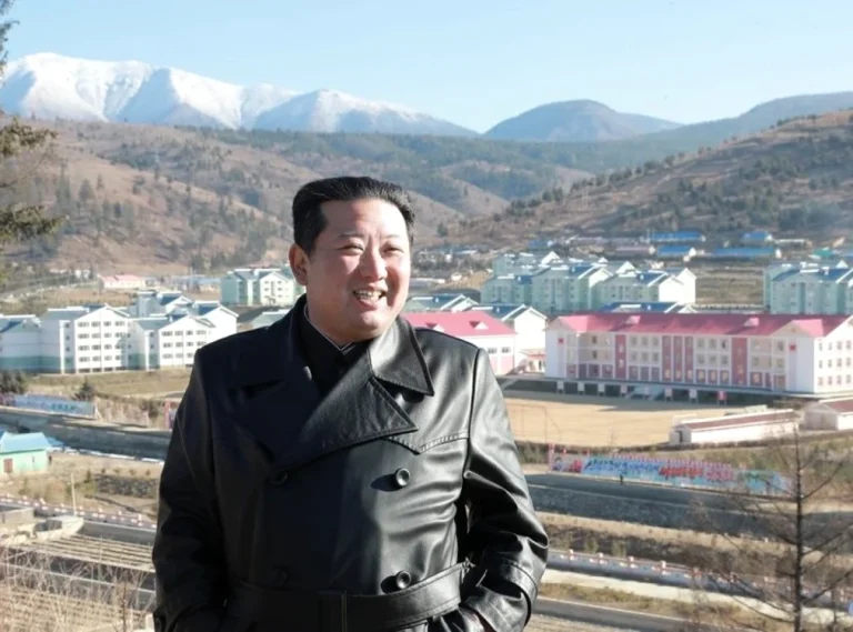 Zvonuri despre starea lui Kim Jong Un reapar după informații neconfirmate; presa de stat publică fotografii