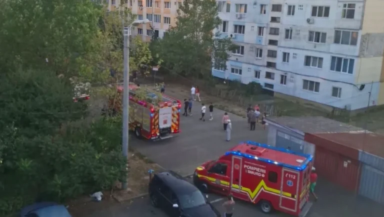 Pompierii din Baia Mare au salvat un copil de doi ani care stătea pe pervazul unui geam la etajul I