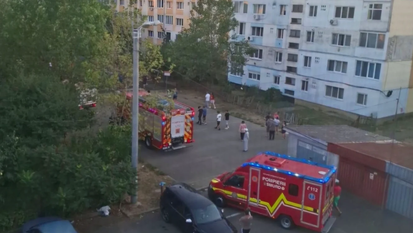 Pompierii din Baia Mare au salvat un copil de doi ani care stătea pe pervazul unui geam la etajul I