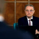 Premierul Luca Niculescu participă la ceremoniile de predare a mandatelor noilor miniștri