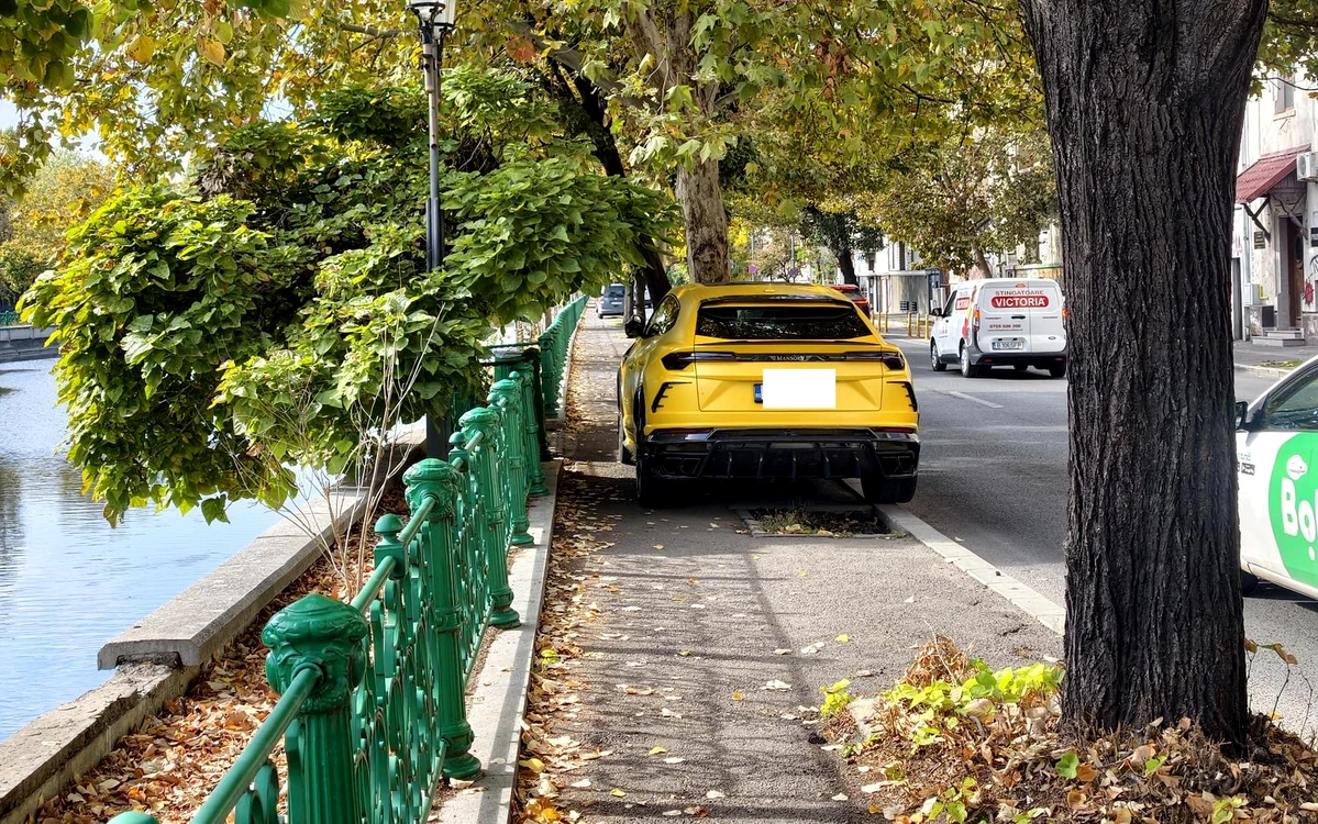 Un Lamborghini parcat pe trotuar în București stârnește critici: „Scumpă parcarea, 5 lei/ora”