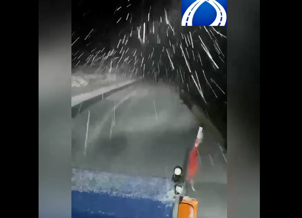 Ninge pe Transfăgărășan; drumarii acţionează cu utilaje și material antiderapant