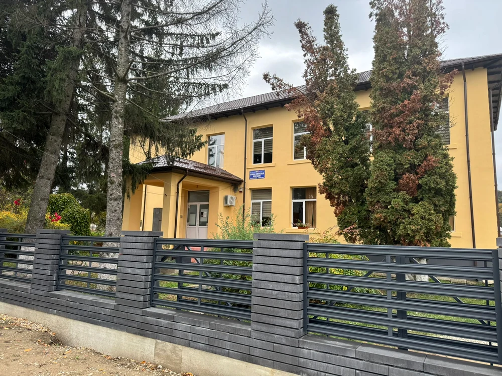 O femeie din Merișani reținută după ce ar fi agresat doi elevi în holul unei școli din Argeș