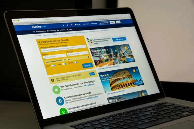 Comisia Europeană investighează Booking.com pentru anunţuri false, phishing şi lipsa de transparenţă a reclamelor