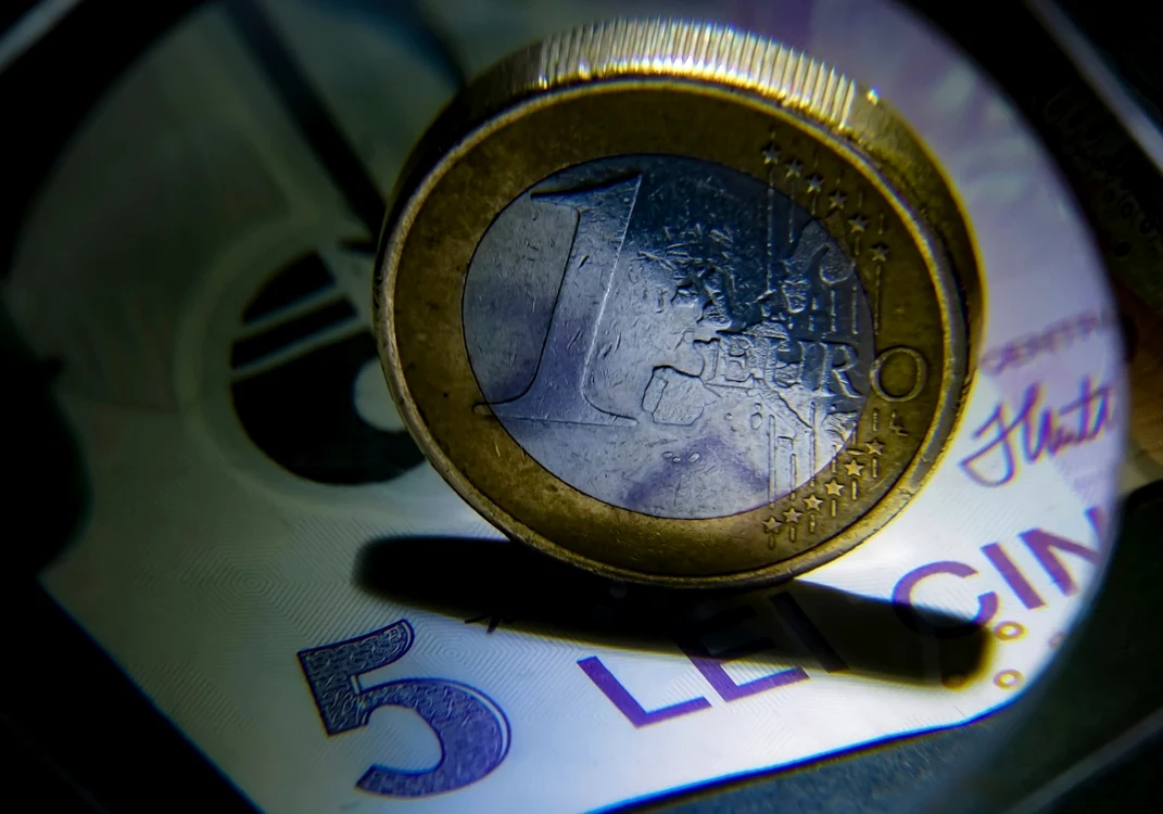 Euro atinge un nou maxim istoric: 5,3447 lei, după o depreciere accentuată a leului