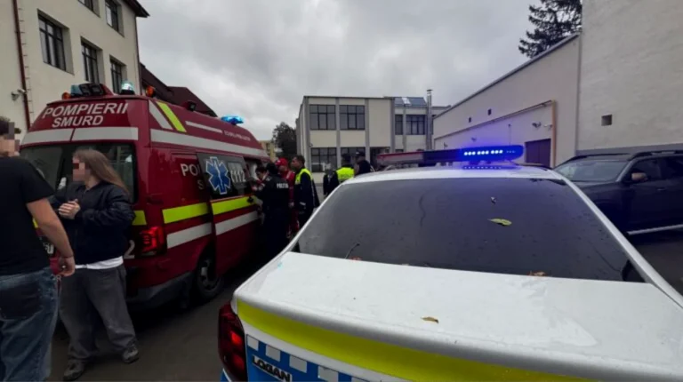 Atac cu macetă la un liceu din Pitești: un elev de 15 ani a rănit doi colegi, apoi a fost reținut de poliție