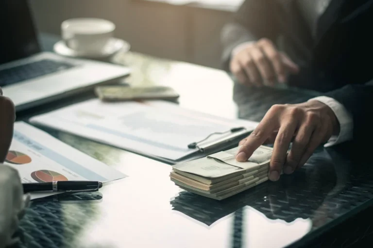 Doi directori de la Uzinele Mecanice Plopeni şi Bucureşti şi-au recunoscut vinovăţia într-un dosar de mită