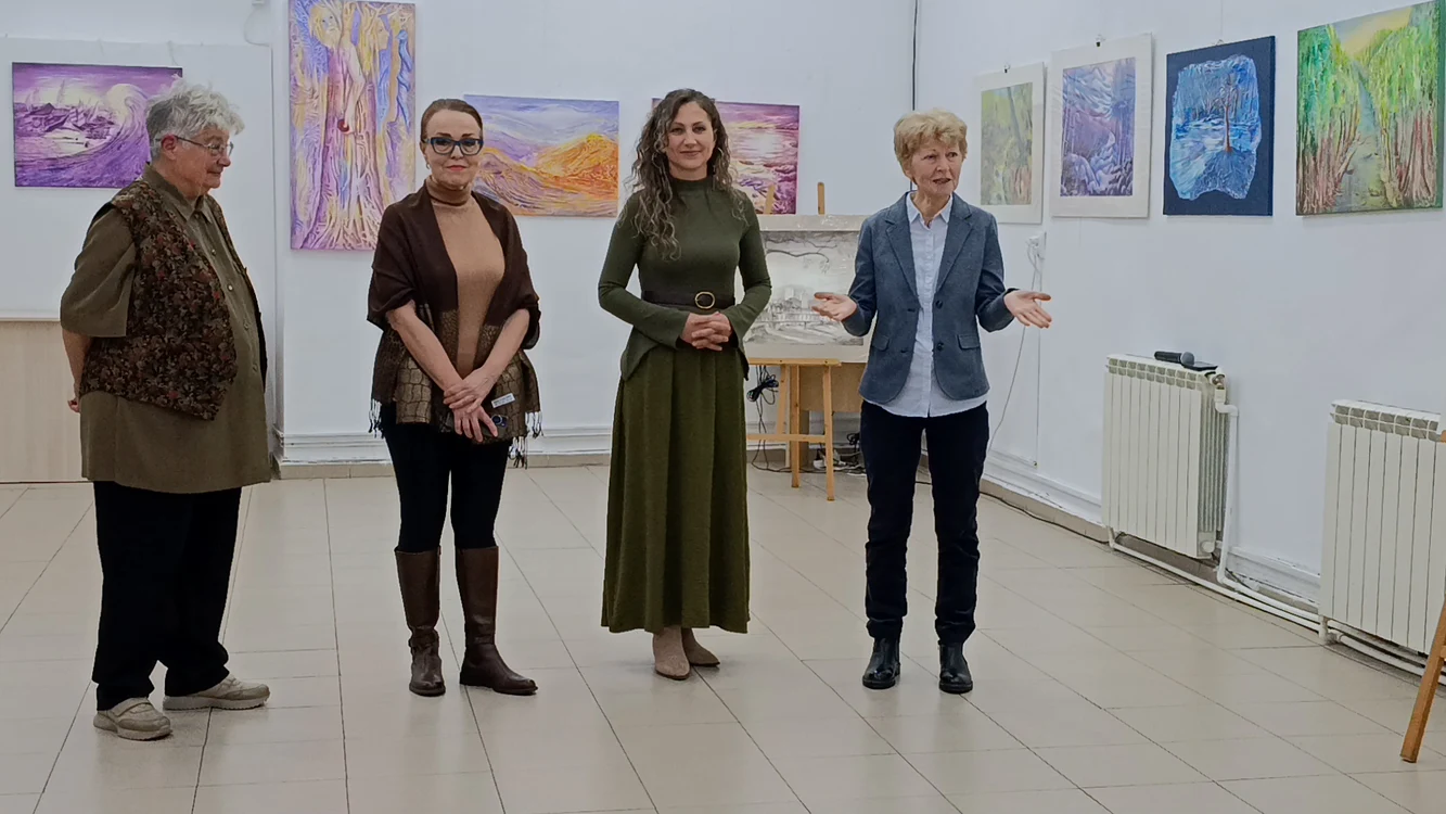 Pictorița originară din Vulpeni a adus lucrări din Germania la expoziția (RE)FACEREA LUMII de la Slatina