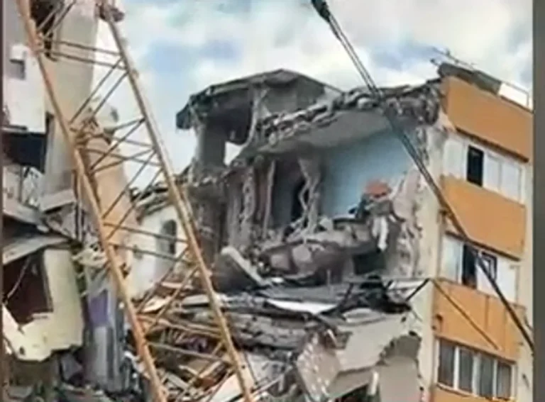O macara s-a prăbușit peste blocul din Rahova aflat în consolidare după explozia din 2025