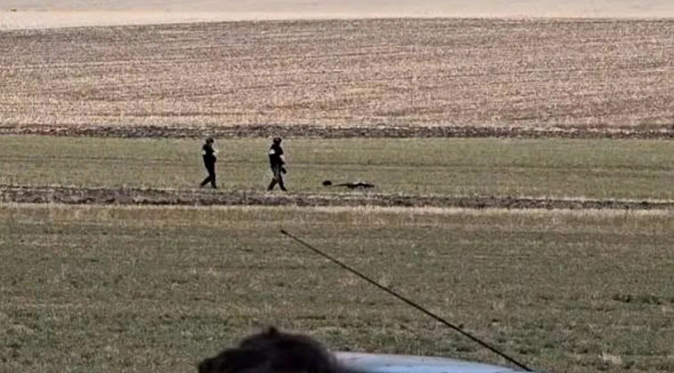 Fragmente de posibilă dronă militară găsite pe un câmp din Buzău; autoritățile anchetează