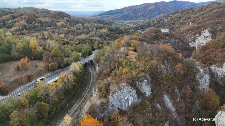 Calea ferată „a cărbunelui” din Ținutul Momârlanilor: tuneluri, viaducte și o buclă unde „întoarce trenul”