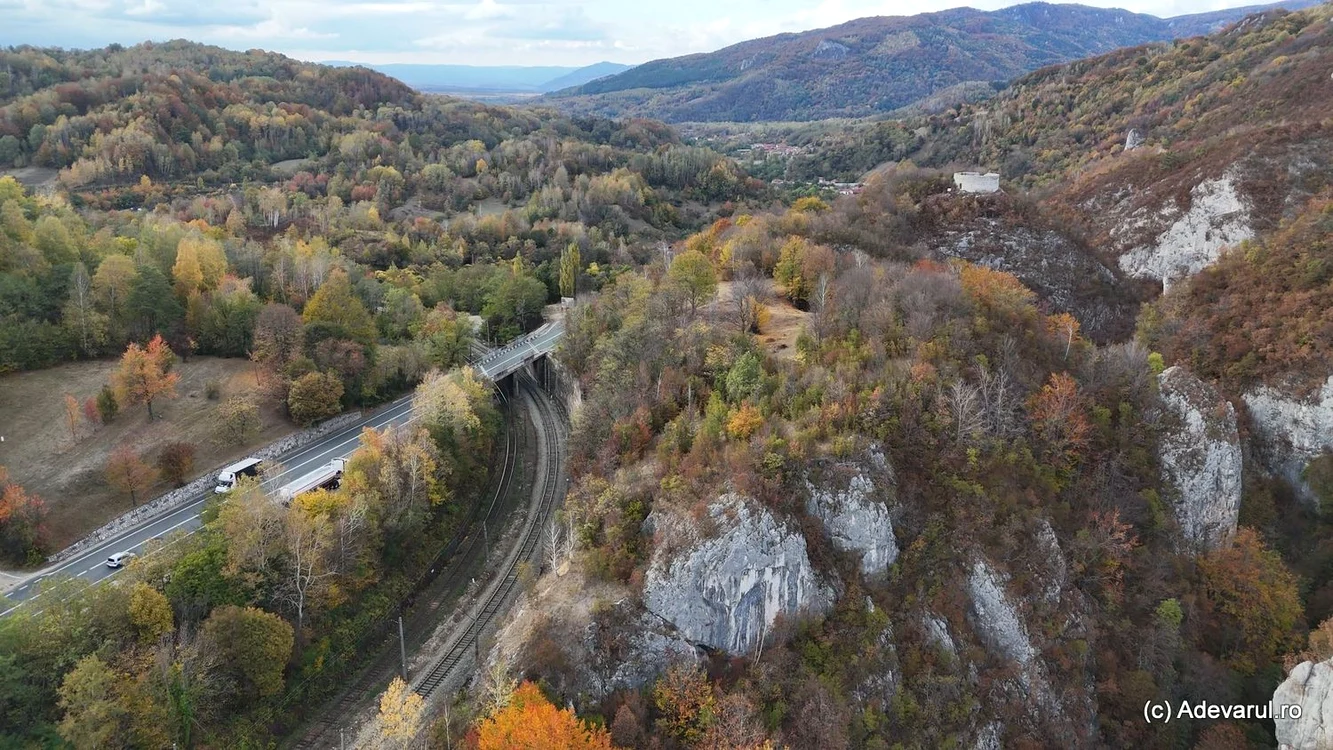 Calea ferată „a cărbunelui” din Ținutul Momârlanilor: tuneluri, viaducte și o buclă unde „întoarce trenul”