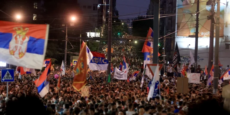 Alegeri decisive în Serbia pe 25 octombrie: studenții amenință dominația lui Aleksandar Vučić