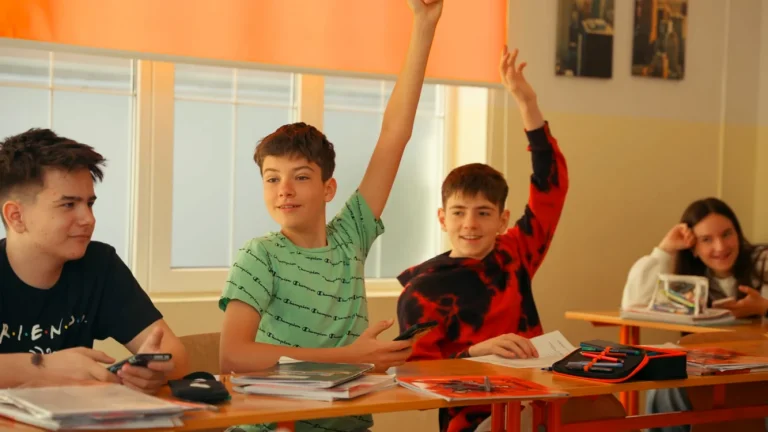 Paradoxul elevilor cu nota 10: rezultate excelente, încredere fragilă și abilități care lipsesc