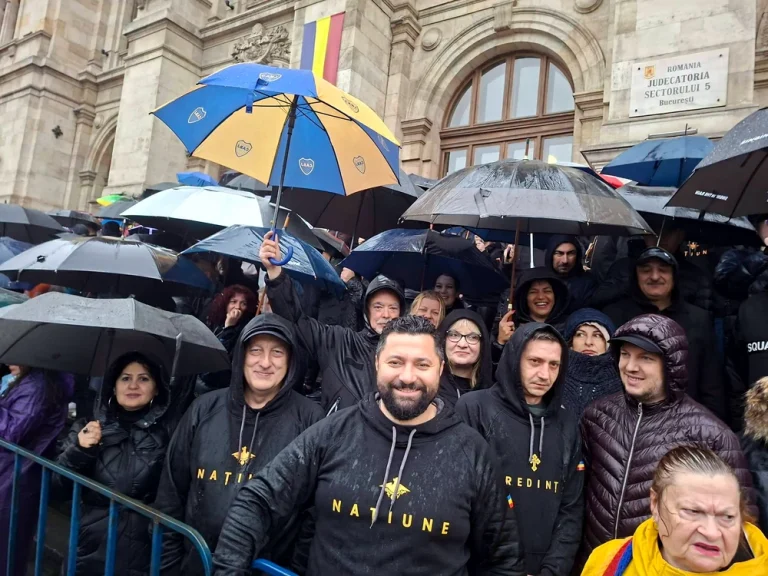 Susținătorii lui Călin Georgescu au blocat traficul în centrul Capitalei în așteptarea deciziei magistraților