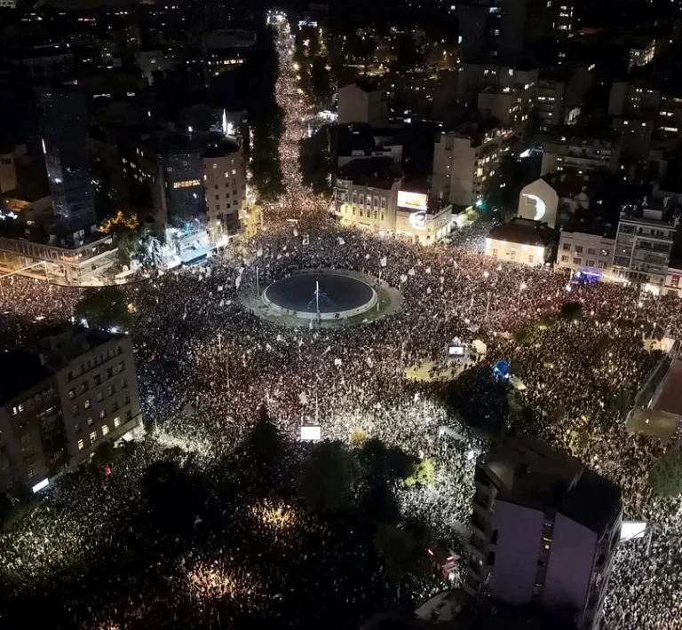 Peste 100.000 de oameni au manifestat la Belgrad înaintea alegerilor anticipate din Serbia