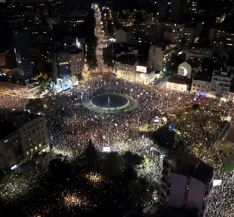 Peste 100.000 de oameni au manifestat la Belgrad înaintea alegerilor anticipate din Serbia