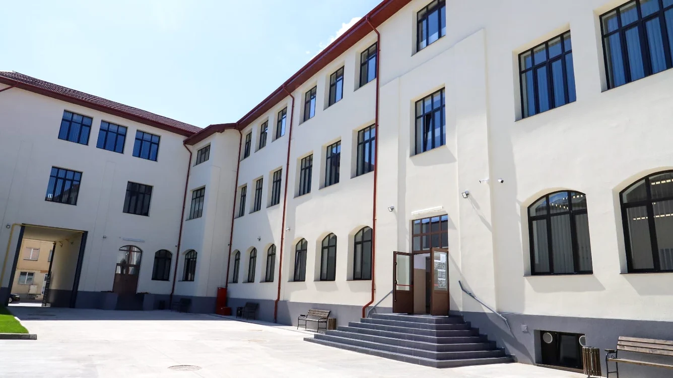 Consiliere pentru elevi și părinți după agresiunea cu macetă la liceul din Pitești