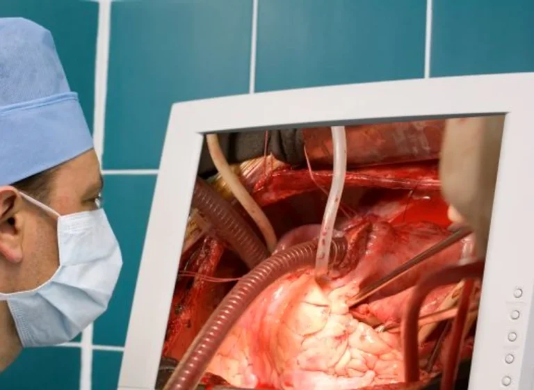 Fals medic din București, anchetat după ce ar fi practicat acte medicale timp de trei ani la Bragadiru