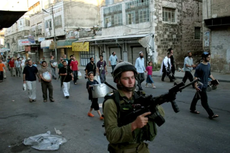 Israelul pregătește izolarea Cisiordaniei după un atac armat lângă Hebron soldat cu cinci răniți