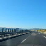 Trafic deviat pe A1, la km 120, după ce un container cu deșeuri din plastic a căzut de pe un vehicul