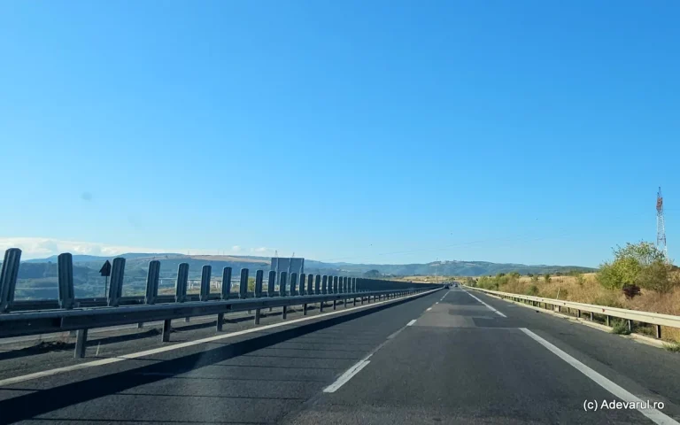 Trafic deviat pe A1, la km 120, după ce un container cu deșeuri din plastic a căzut de pe un vehicul