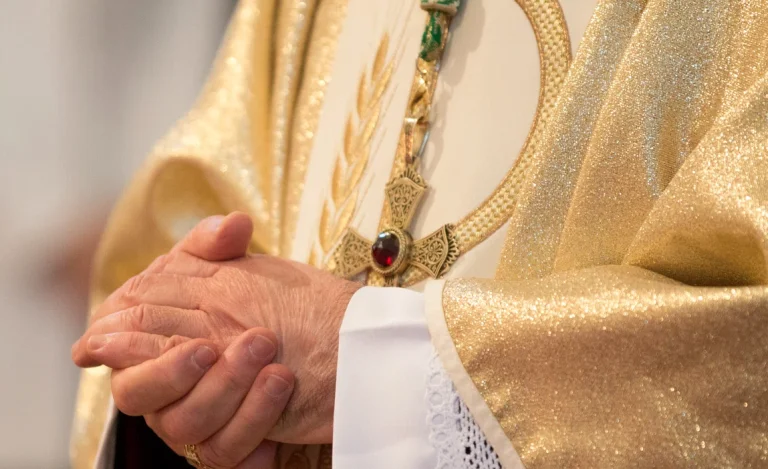 Preot din Parohia Parpanița, arestat preventiv pentru agresiuni și viol asupra a două minore; Episcopia Hușilor l-a suspendat