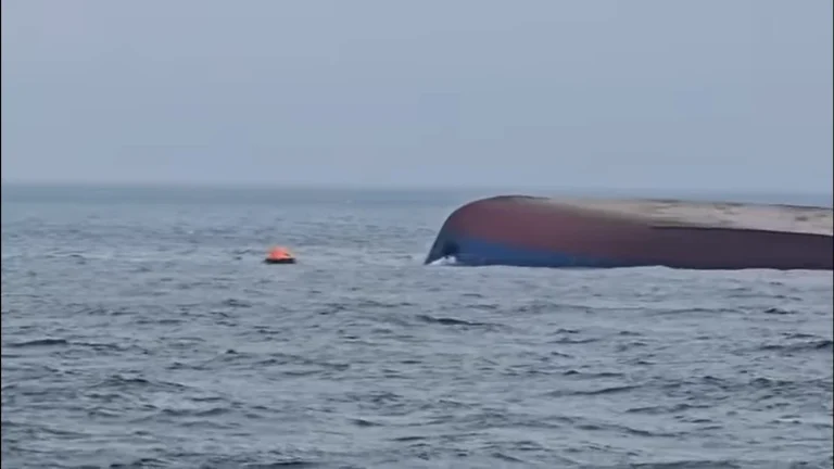 Continuă căutările celor trei marinari dispăruți după atacul cu drone asupra navei KHORYV