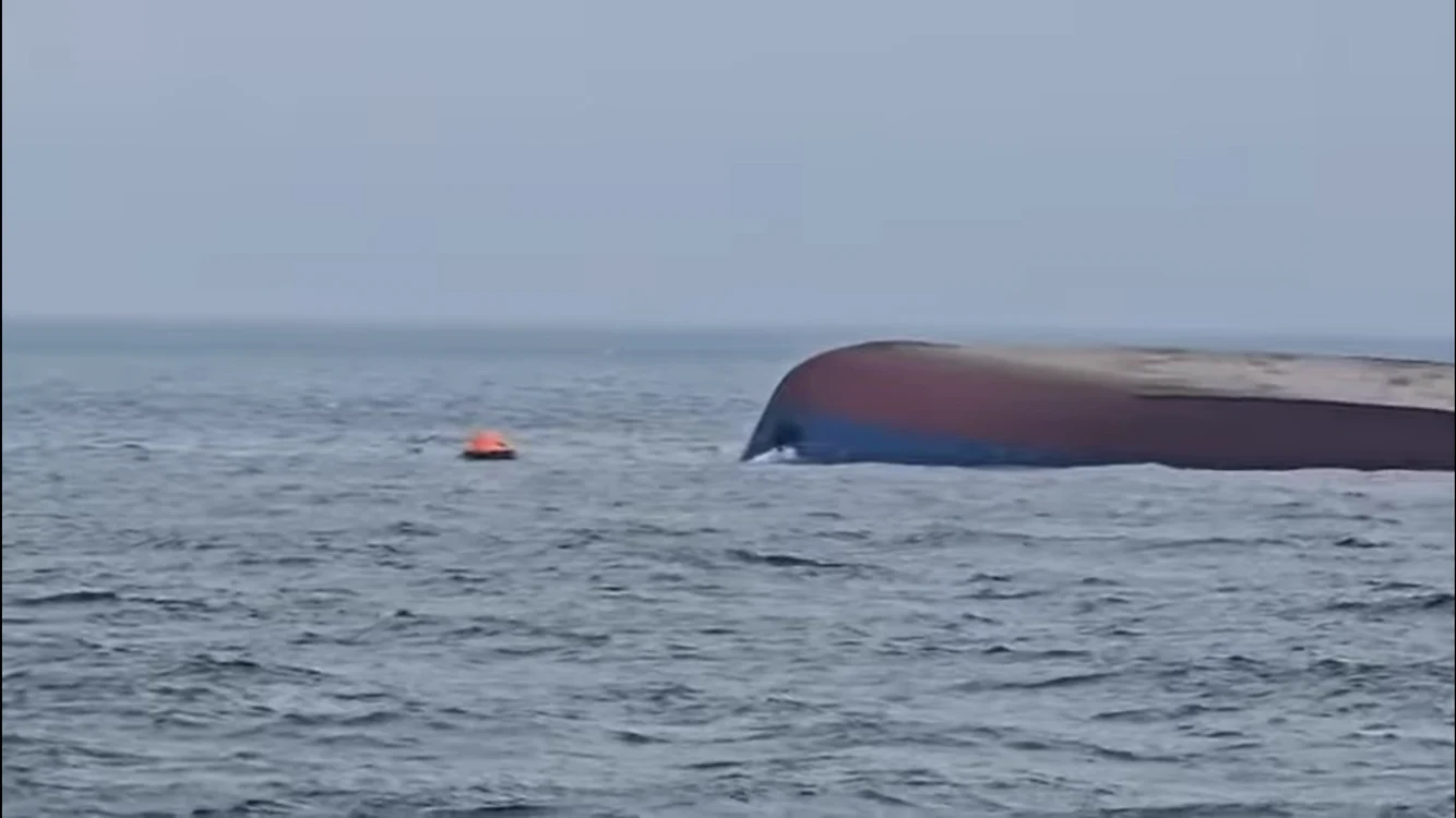 Continuă căutările celor trei marinari dispăruți după atacul cu drone asupra navei KHORYV