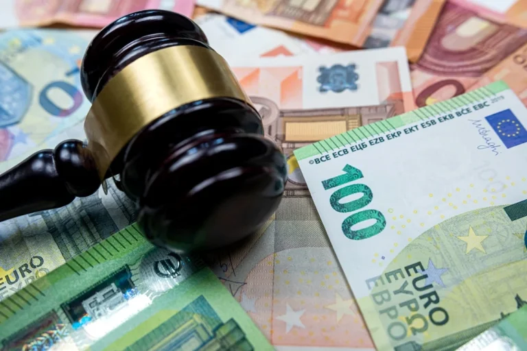 Angajat italian concediat după ce a fost surprins jucând fotbal în concediu medical primește despăgubiri de 12 salarii