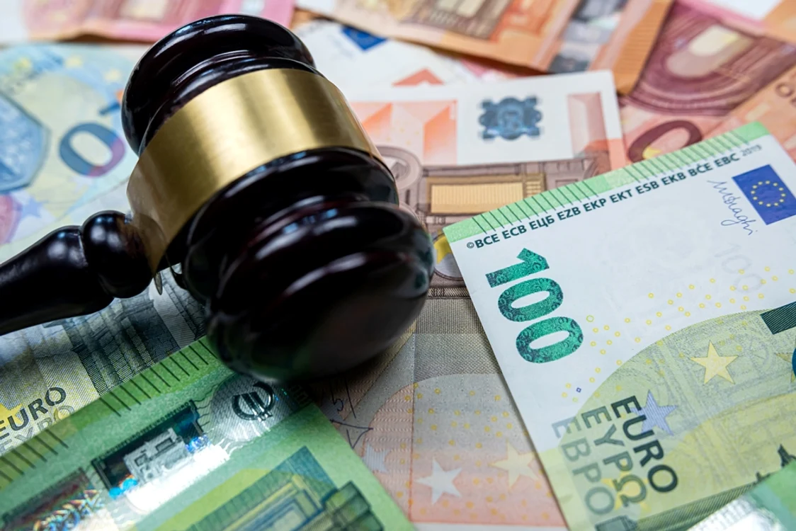 Angajat italian concediat după ce a fost surprins jucând fotbal în concediu medical primește despăgubiri de 12 salarii