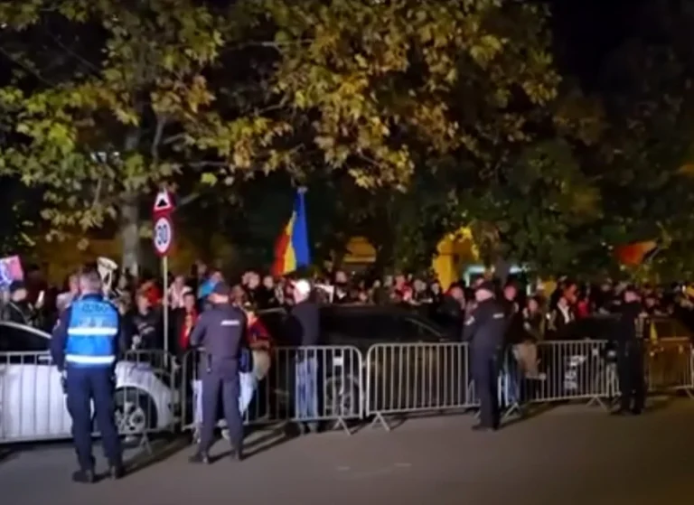 Peste o sută de persoane protestează pentru eliberarea lui Călin Georgescu în fața Arestului Central din București