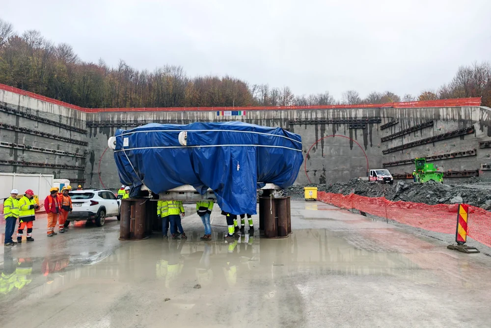 Capul de foraj de 131 de tone pentru Tunelul Poiana a ajuns la șantierul Autostrăzii Sibiu–Pitești