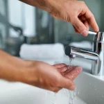Locuitorii din Slobozia refuză apa de la robinet, deşi autorităţile o declară potabilă