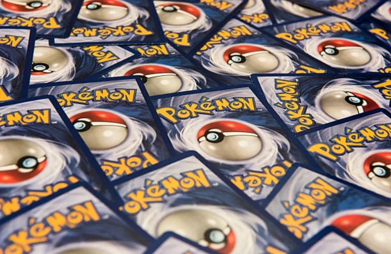 Un pensionar britanic a devenit milionar după vânzarea unei colecții Pokémon păstrate în pod