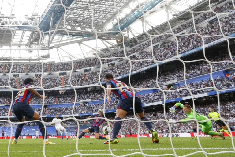 Barcelona și Real Madrid se întâlnesc în „El Clasico” — când și unde se vede meciul în România