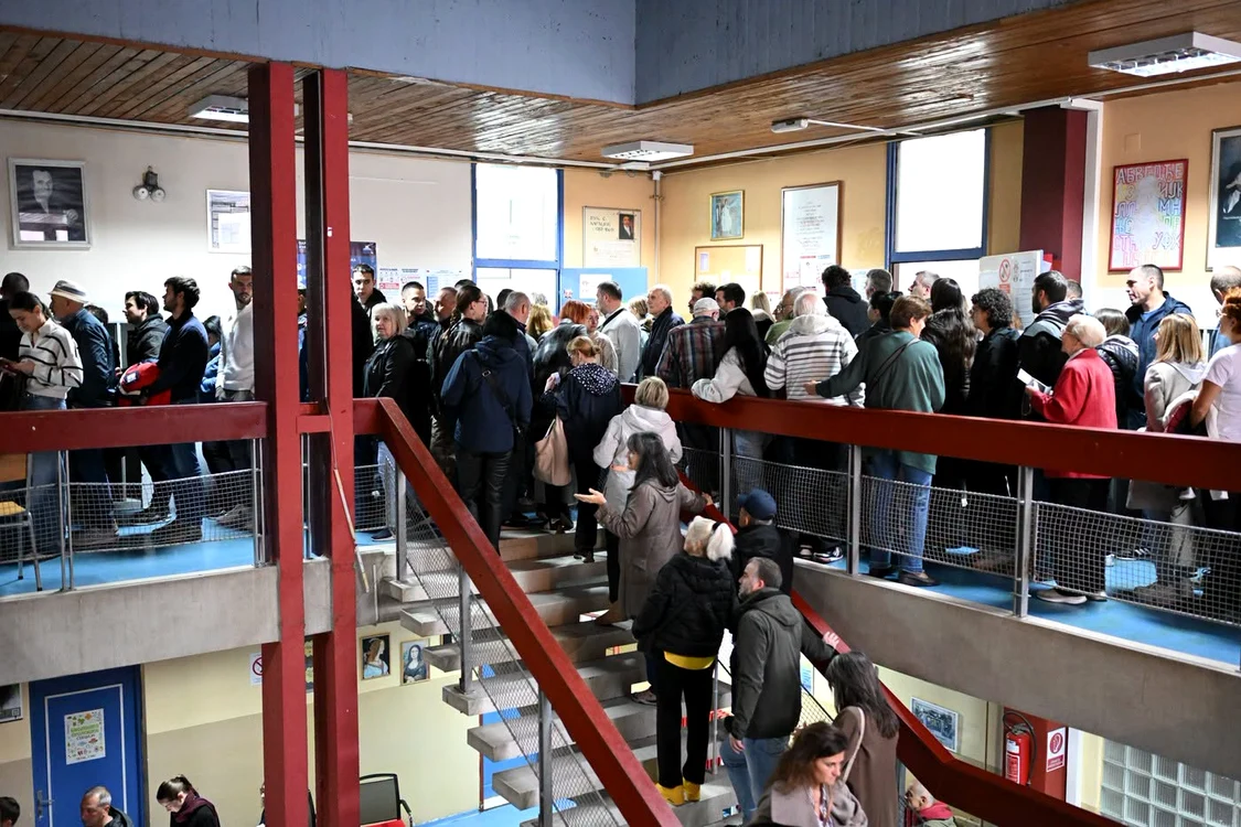 Secțiile s-au închis în Serbia: prezența a depășit 64% până la ora 18.00, jandarmeria întărită în centrul Belgradului